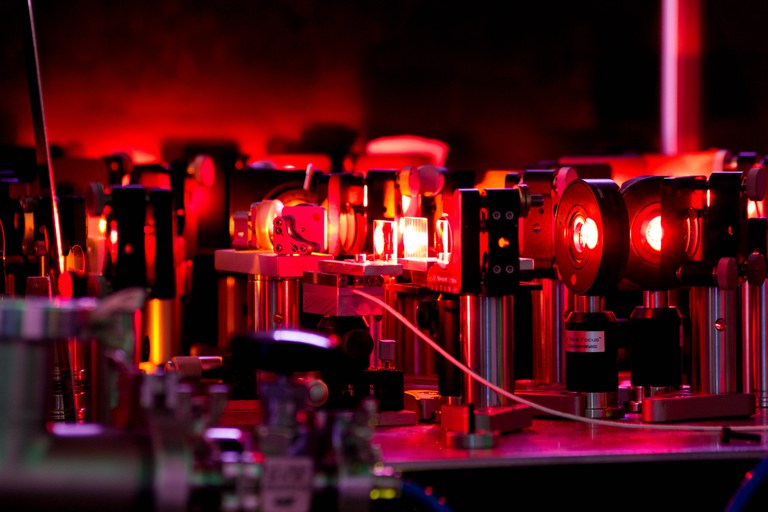 Propagation of few cycle optical pulses after hollow fiber compression