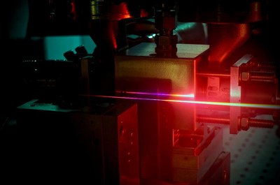 By focusing the light moderately with a lens of long focal distance a plasma channel is formed. The generated colourful supercontinuum extends over the entire visible range. Photo: Dr. M. van Mörbeck-Bock