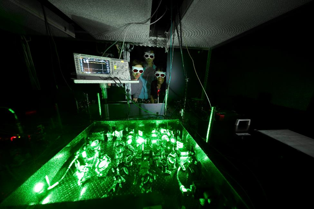 Bloch Group - Experimental setup for frequency doubling of infrared light, which is then used to trap atoms in a bichromatic Bloch Group - Experimental setup for frequency doubling of infrared light, which is then used to trap atoms in a bichromatic